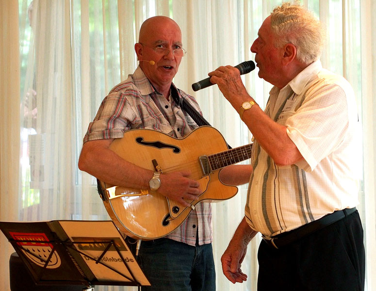 Hans-Jürgen Jansen mit Ludwig Sebus auf dem Sommerfest St. Maternus