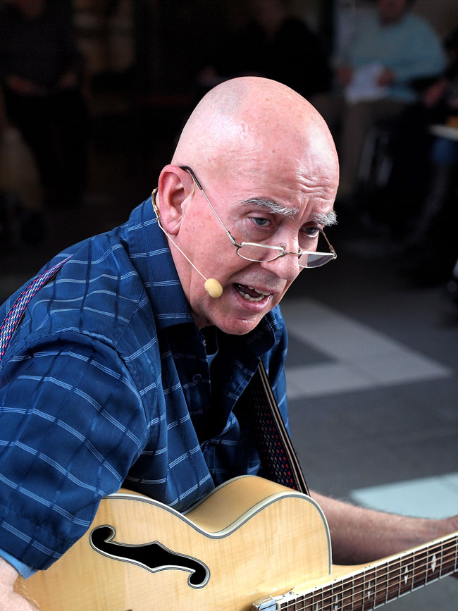 Hans-Jürgen Jansen singt in St. Heribert