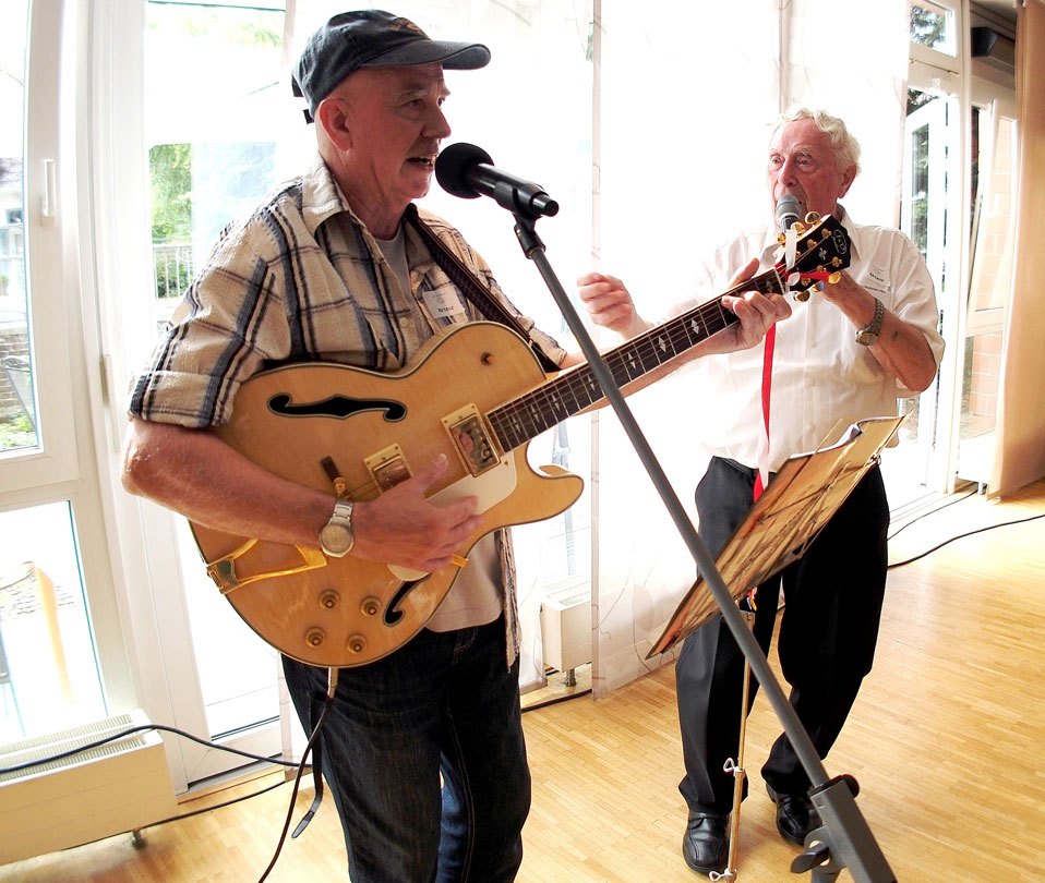 Ludwig Sebus mit dem Kölnbarden auf einem Auftritt am 15.8.2015 im Caritas Seniorenzentrum St. Maternus, Rodenkirchen