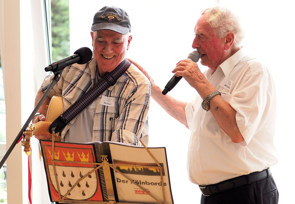 Ludwig Sebus mit dem Kölnbarden auf einem Auftritt am 15.8.2015 im Caritas Seniorenzentrum St. Maternus, Rodenkirchen