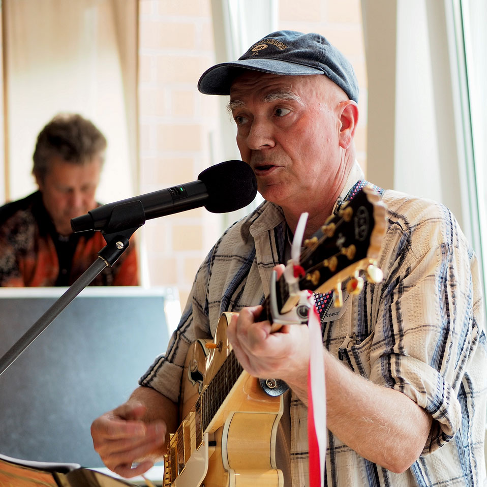Der Kölnbarde auf einem Auftritt am 15.8.2015 im Caritas Seniorenzentrum St. Maternus, Rodenkirchen