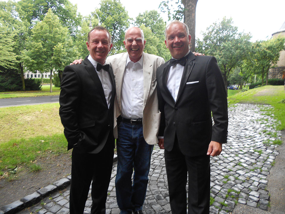 Der Kölnbarde im Jahre 2013 vor dem Eingang zum Sachsenturm an der alten Kölner Stadtmauer.