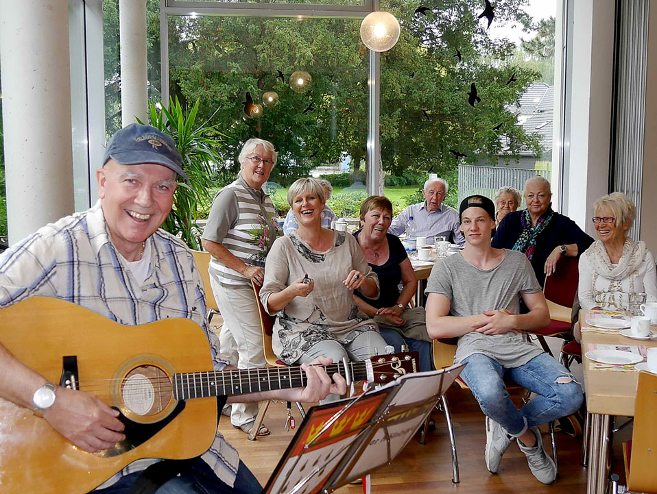 Der Kölnbarde bei einem Auftritt in der Villa Friedlinde in Lohmar im Sommer 2015.