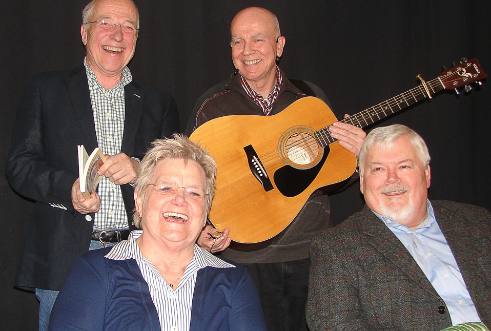 Der Kölnbarde bei der Vorstellung des Buches: Kölle hückzedachs in der Siegburger Stadtbibliothek im Jahre 2012.