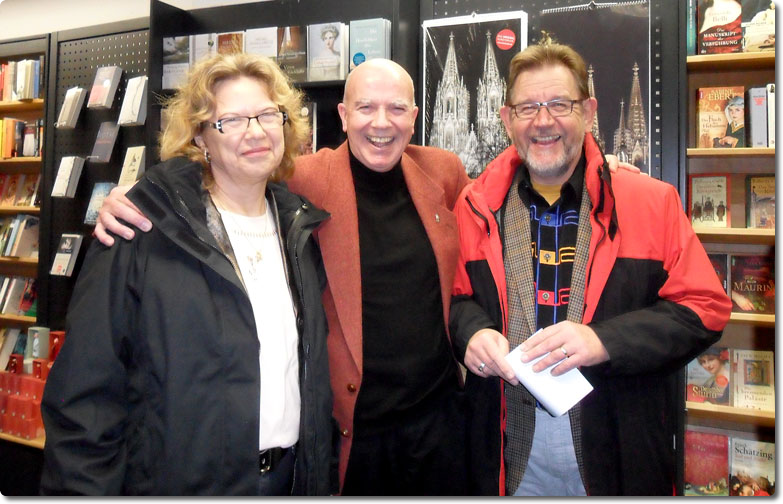 Nach der  Buchvorstellung "Kölle&nbsp;hückzedags" in der Maternus-Buchhandlung  auf der Severinstraße. Hans-Jürgen  eingerahmt vom Ehepaar Ingrid und Joachim Schulz.