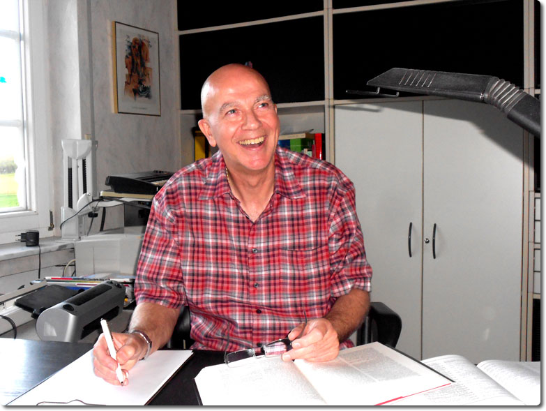 Hans-Jürgen an seinem Arbeitsplatz.